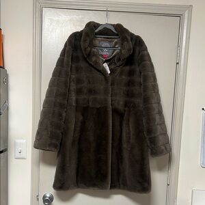 Luxurious Faux Fur Coat in Rich Brown. Vince Camino. Brand new w tags. Large